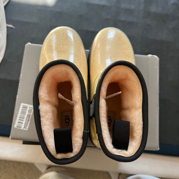 UGG Boot - Picture 3 of 4